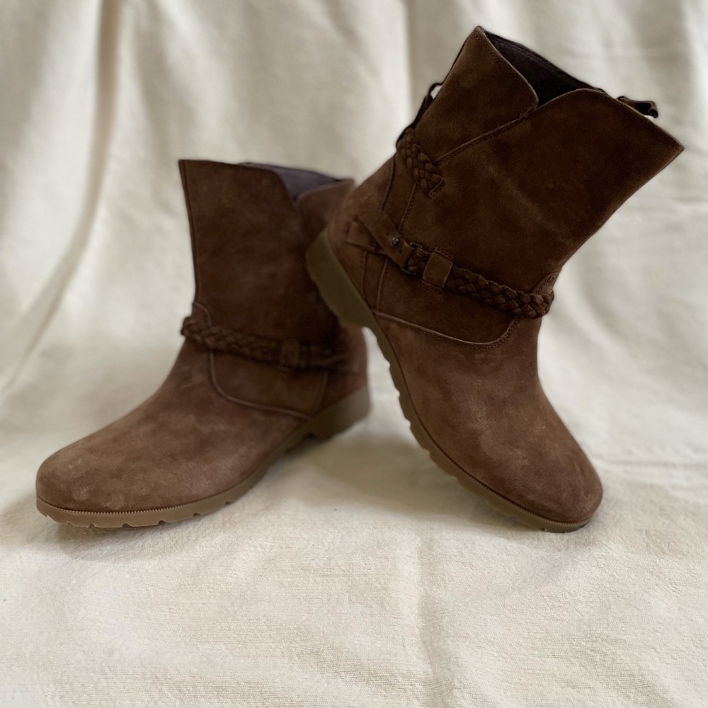 Women’s Teva brown suede booties. Size 10
